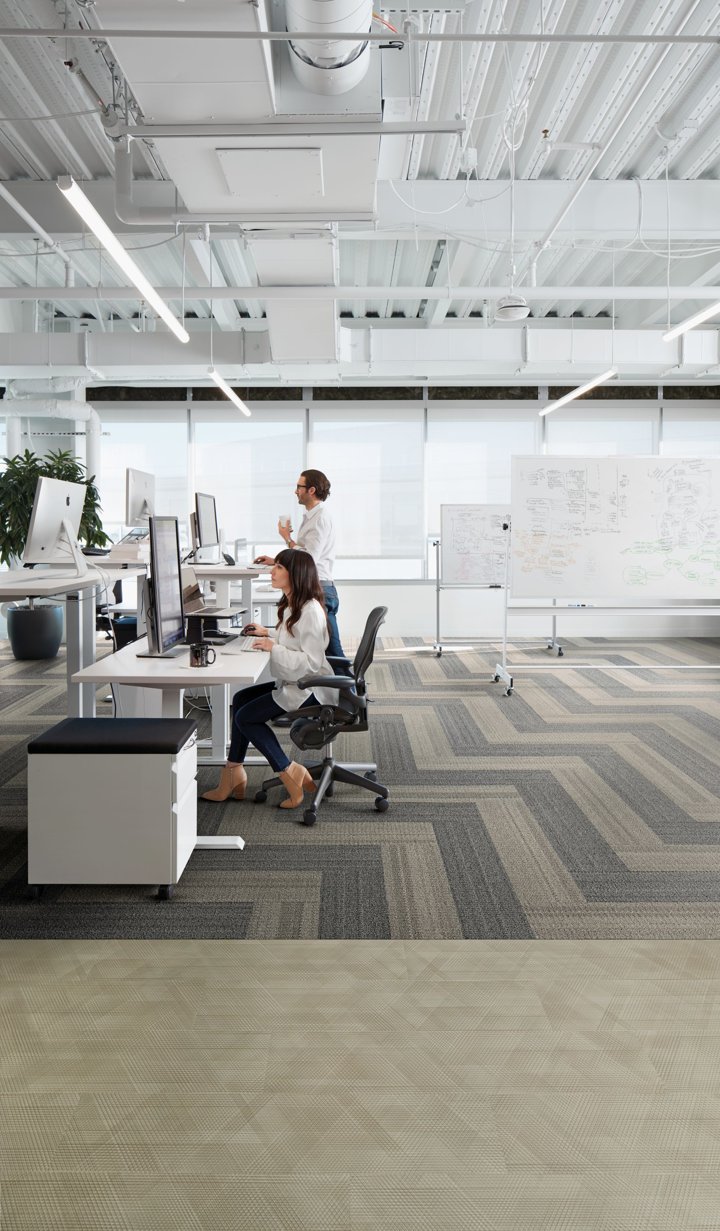 Interface Drawn Lines LVT and Plain Stitch plank carpet tile in office common area with work stations Bildnummer 11